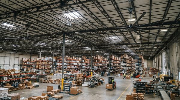 Top 5 ventilateurs de plafond industriels pour ateliers et entrepôts